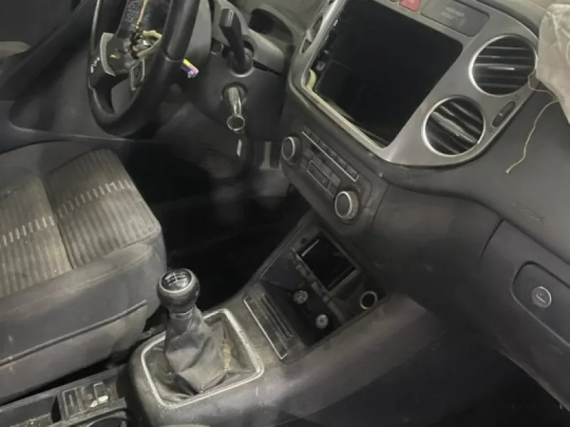 Volkswagen Tiguan Orta Konsol & Kol Dayama Ünitesi