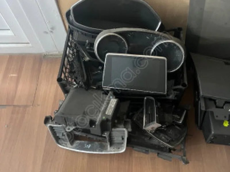 Peugeot 3008 Orta Konsol & Kol Dayama Ünitesi